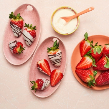 Fehér csokiba mártott eperszemek